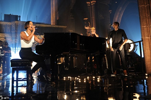 Alicia Keys biểu diễn tại sân khấu Manchester Cathedral.